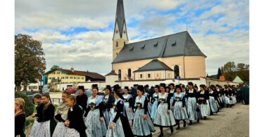 Kirchenzug der Trachtenvereine vor der Siegsdorfer Pfarrkirche.