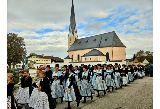 Kirchenzug der Trachtenvereine vor der Siegsdorfer Pfarrkirche.