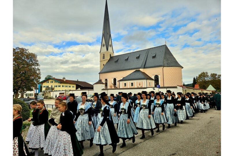 Kirchenzug der Trachtenvereine vor der Siegsdorfer Pfarrkirche.