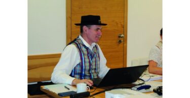 Ein Teilnehmer in Tracht arbeitet am Laptop während einer Schulung.