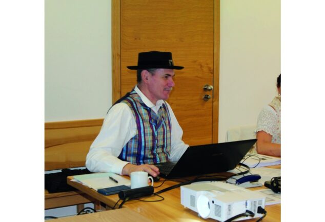 Ein Teilnehmer in Tracht arbeitet am Laptop während einer Schulung.