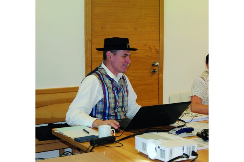 Ein Teilnehmer in Tracht arbeitet am Laptop während einer Schulung.