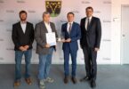 Nach der Prüfung übergab IT‑Sicherheitsbeauftragter Claus Hofmann das LSI‑Siegel 4.0 und eine Auszeichnung an Klaus Pilger, Oberbürgermeister Dr. Christian Hümmer und Geschäftsleiter Micha Thomas.