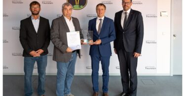 Nach der Prüfung übergab IT‑Sicherheitsbeauftragter Claus Hofmann das LSI‑Siegel 4.0 und eine Auszeichnung an Klaus Pilger, Oberbürgermeister Dr. Christian Hümmer und Geschäftsleiter Micha Thomas.