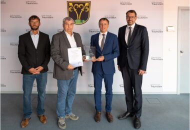 Nach der Prüfung übergab IT‑Sicherheitsbeauftragter Claus Hofmann das LSI‑Siegel 4.0 und eine Auszeichnung an Klaus Pilger, Oberbürgermeister Dr. Christian Hümmer und Geschäftsleiter Micha Thomas.