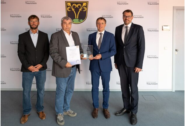 Nach der Prüfung übergab IT‑Sicherheitsbeauftragter Claus Hofmann das LSI‑Siegel 4.0 und eine Auszeichnung an Klaus Pilger, Oberbürgermeister Dr. Christian Hümmer und Geschäftsleiter Micha Thomas.