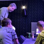 Flo Dauner begleitet die Schülerinnen und Schüler beim Ausprobieren der Percussioninstrumente.
