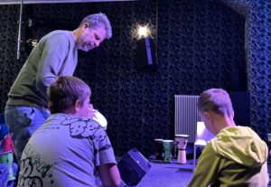 Flo Dauner begleitet die Schülerinnen und Schüler beim Ausprobieren der Percussioninstrumente.