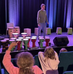 Trommelworkshop mit Flo Dauner: Kinder probieren Djemben und Cajons aus.