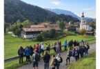 Teilnehmende der Projektwoche vor dem Dorfbild von Sachrang