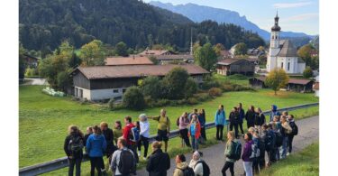Teilnehmende der Projektwoche vor dem Dorfbild von Sachrang