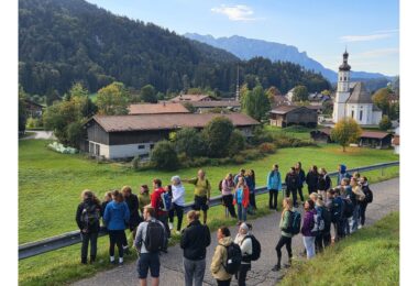 Teilnehmende der Projektwoche vor dem Dorfbild von Sachrang