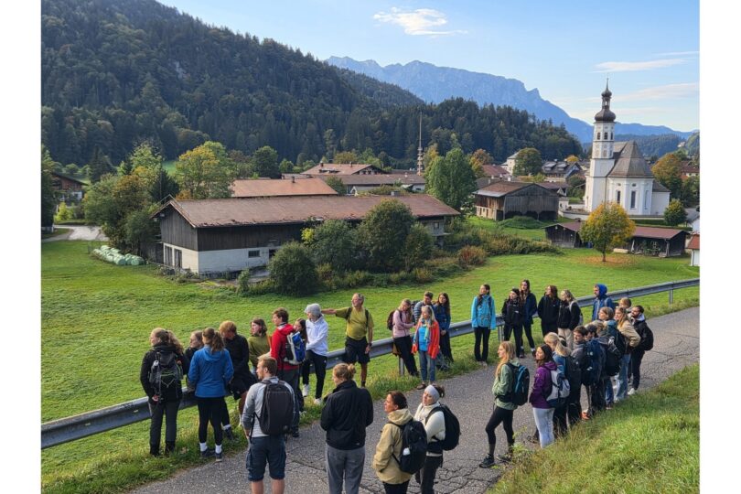 Teilnehmende der Projektwoche vor dem Dorfbild von Sachrang