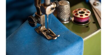 Nähmaschine und Zubehör beim Upcycling-Workshop