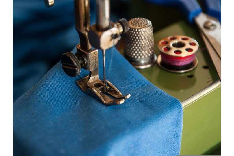 Nähmaschine und Zubehör beim Upcycling-Workshop
