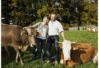 Rosina und Sepp Gabriel mit Familie vor der Alpenkulisse.