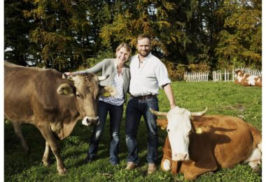 Rosina und Sepp Gabriel mit Familie vor der Alpenkulisse.