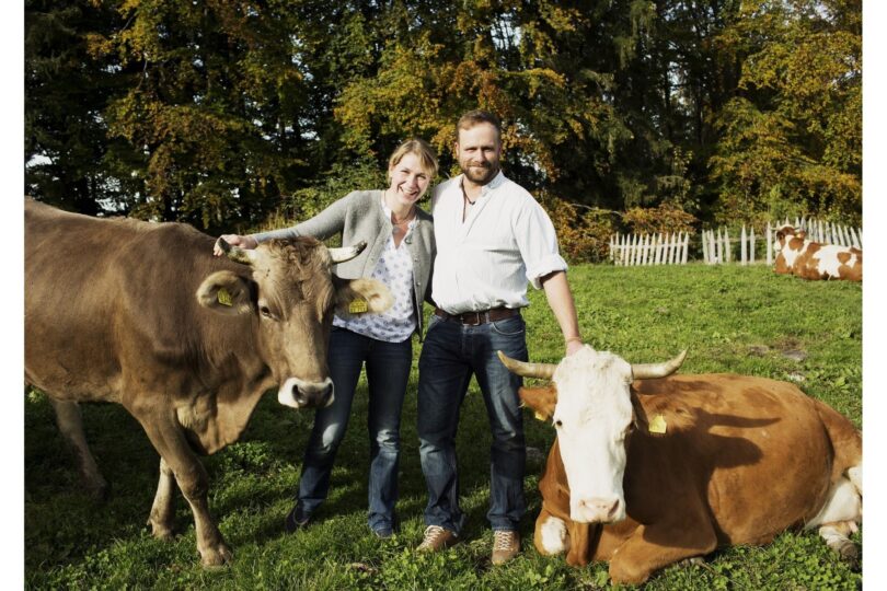 Rosina und Sepp Gabriel mit Familie vor der Alpenkulisse.