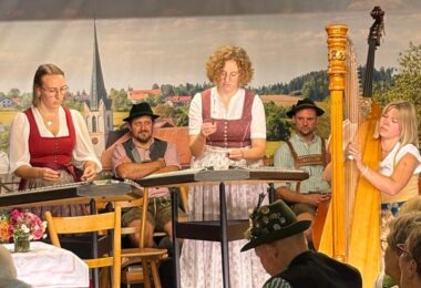 Schwungvolle Saitenklänge kommen vom Trio Aufgschlag'n