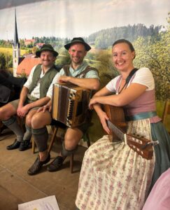 Mit fetzigen Klängen präsentierte sich die Moosrand-Musi