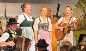 Mit eigenem und in der Familie überlieferten Liedern glänzte der Herzkirsch-Dreigsang