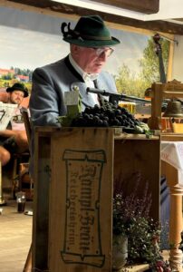 Sprecher Andreas Maier führte durch das Programm beim Kirchweihmontag-Volksmusikabend