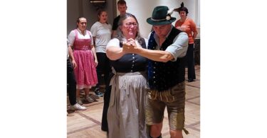 Zu sehen sind die Tanzmeister Uli Berchtold und Hans Löw vom Trachtenverein Alt Rosenheim.
