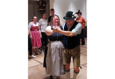 Zu sehen sind die Tanzmeister Uli Berchtold und Hans Löw vom Trachtenverein Alt Rosenheim.