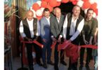 Der Schnitzerstadel ist eröffnet: v.l.n.r. Marktleiter Özlem Günay, Landrat Johann Bertl, Bürgermeister Karl Schleich, Marktleiter Gerd Nieth, Architekt Andreas Negele