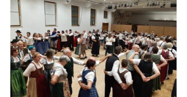 Teilnehmer beim Kathreintanz in der Jahnhalle
