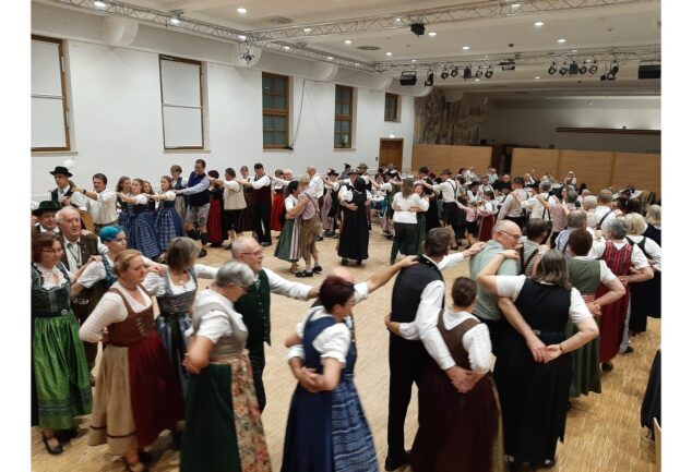 Teilnehmer beim Kathreintanz in der Jahnhalle