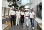 Das Team des Endoprothetikzentrums: Die Hauptoperateure (v. l.) Dr. Gregor Droscha, Dr. Martin Primbs, Dr. Jens Apel und Andreas Unsin mit der Kaufmännischen Leiterin Maren Engelbrecht in der Mitte.
