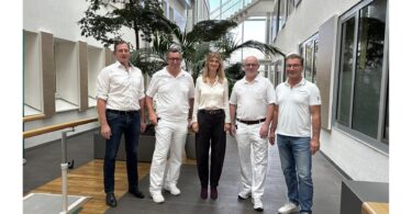 Das Team des Endoprothetikzentrums: Die Hauptoperateure (v. l.) Dr. Gregor Droscha, Dr. Martin Primbs, Dr. Jens Apel und Andreas Unsin mit der Kaufmännischen Leiterin Maren Engelbrecht in der Mitte.