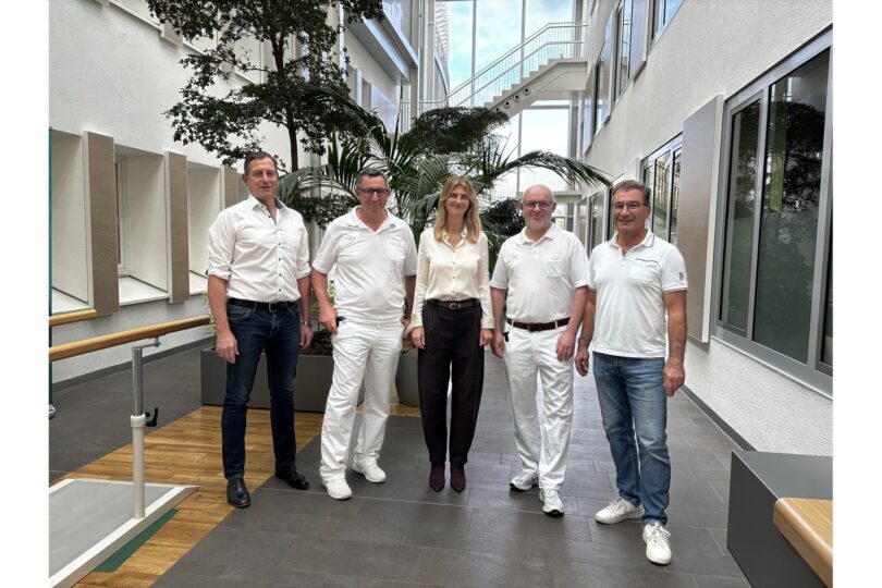 Das Team des Endoprothetikzentrums: Die Hauptoperateure (v. l.) Dr. Gregor Droscha, Dr. Martin Primbs, Dr. Jens Apel und Andreas Unsin mit der Kaufmännischen Leiterin Maren Engelbrecht in der Mitte.